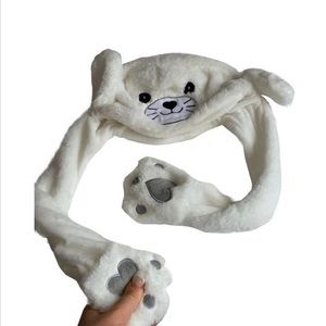 FLUFFY SEAL HAT
